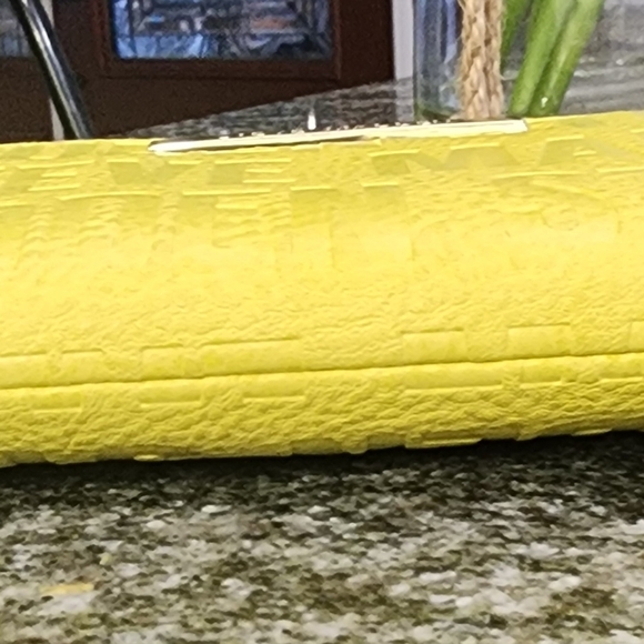 Steve Madden Citron Yellow Stamped Logo Zippered Wristlet- 8×5×1.5 - Picture 3 of 6